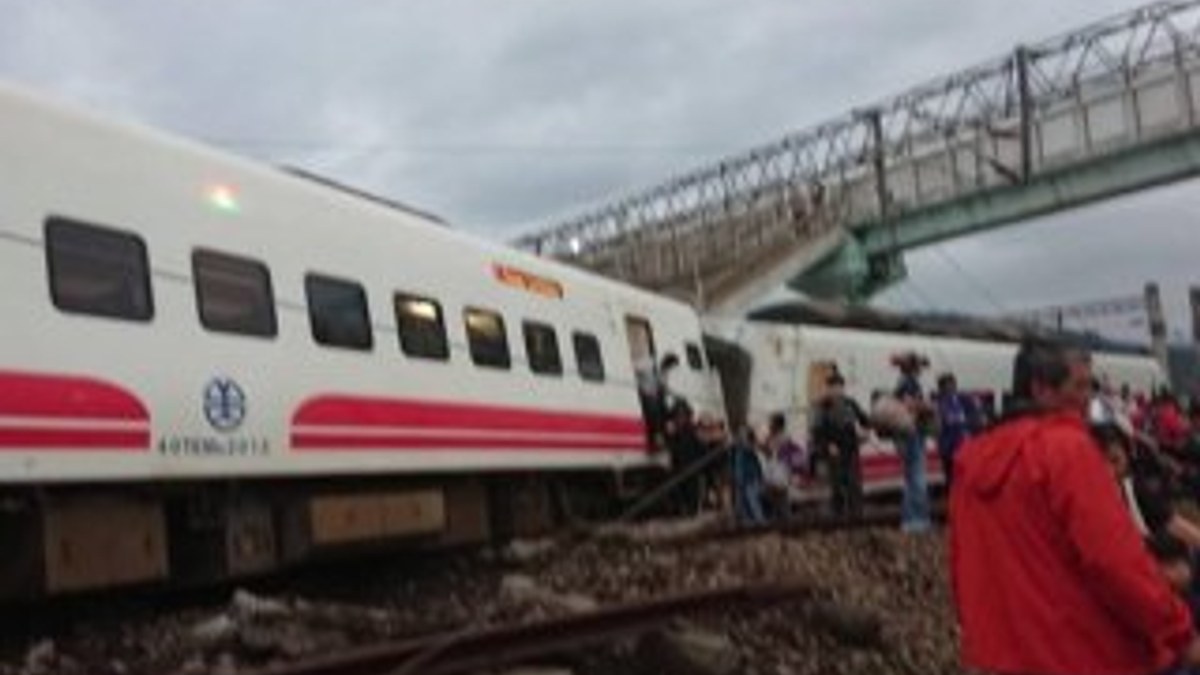 Tayvan'da tren raydan çıktı: 17 ölü