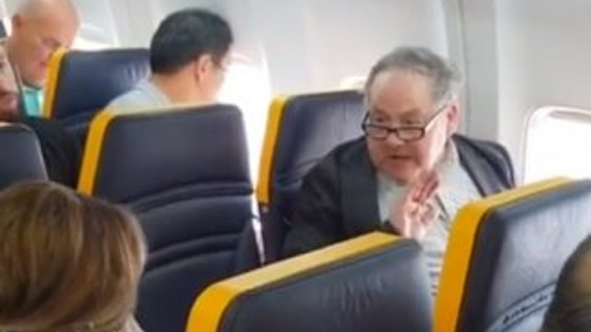 Ryanair uçağında ırkçı saldırı