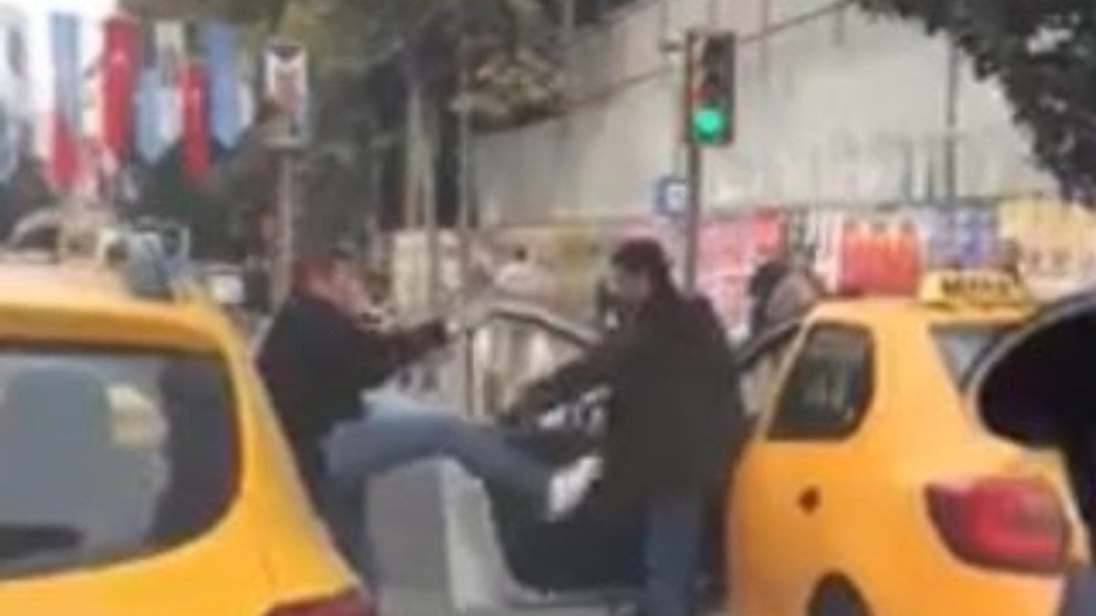 Müşteri yarışına giren taksiciler caddede kavga etti