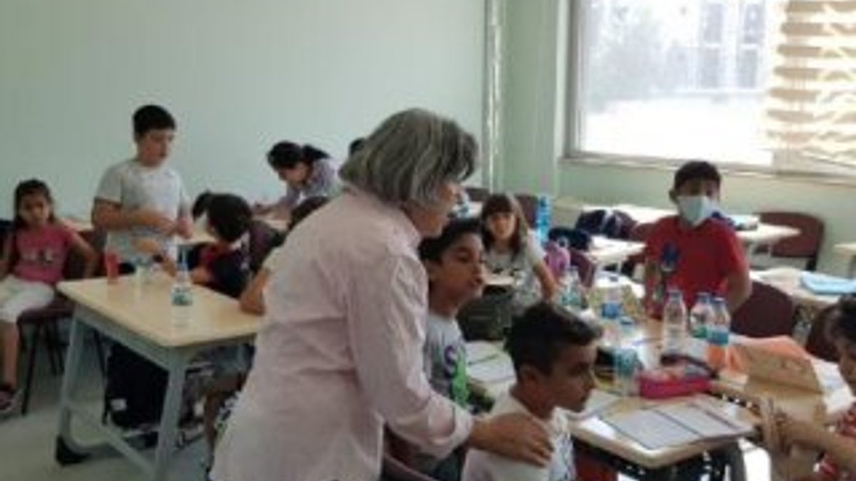 15 gönüllü öğretmen lösemili çocukları eğitiyor