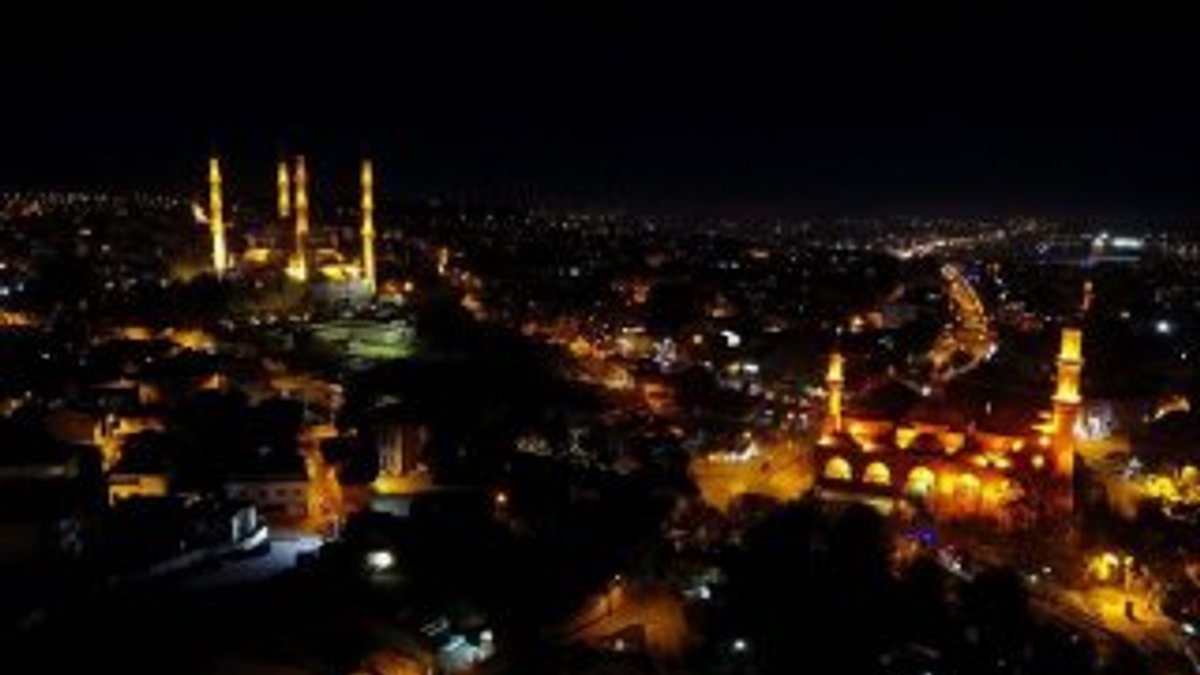 Osmanlı mirası camiler gece de göz alıcı