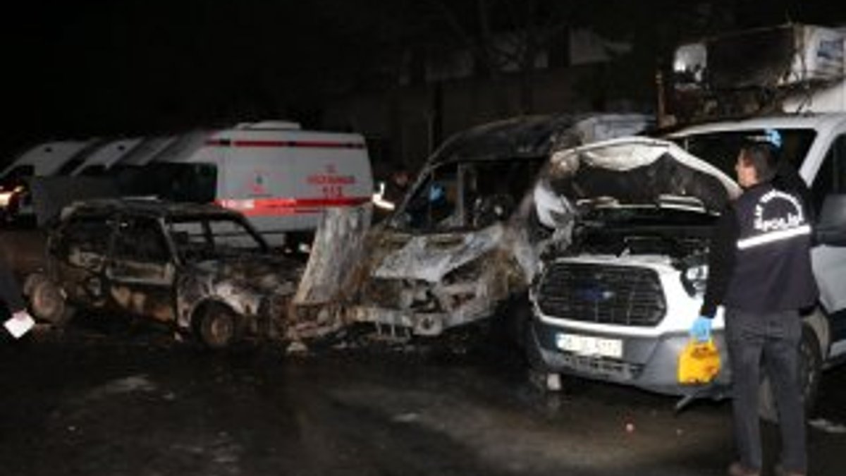 Alev alan otomobil kaza yaparak 3 aracı daha yaktı
