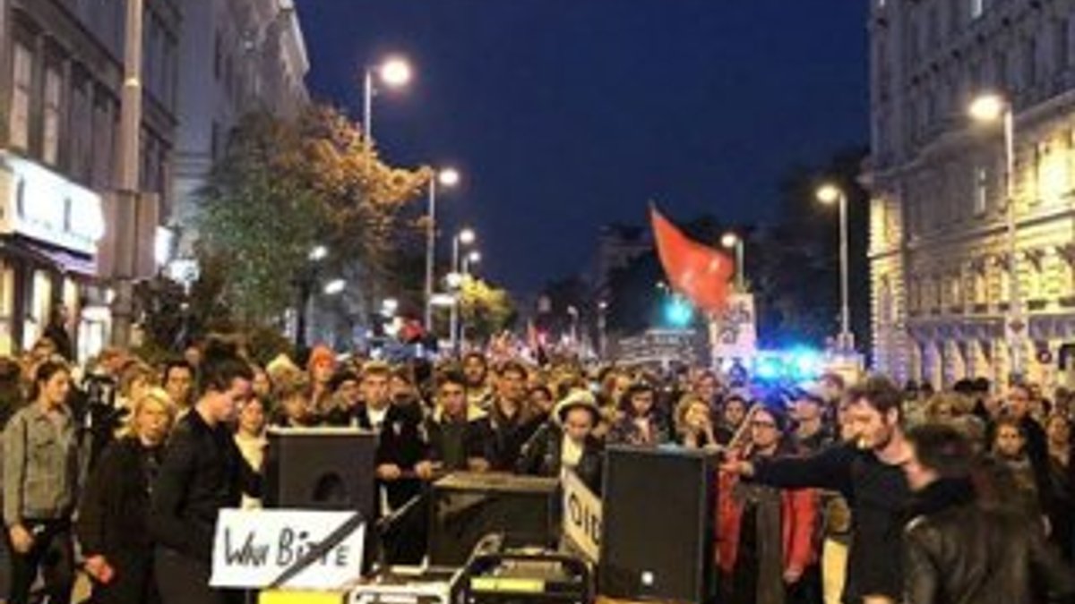 Avusturya'da ırkçı hükümet protesto edildi