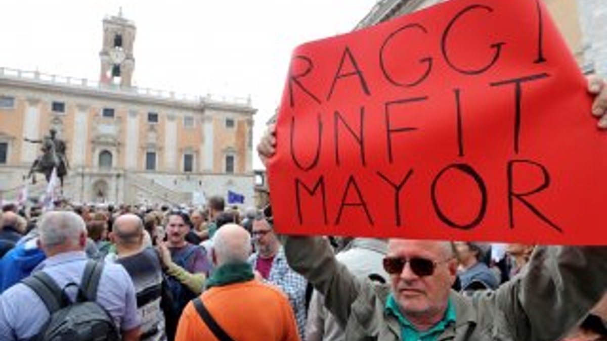 Roma'da kötü belediyecilik protesto ediliyor