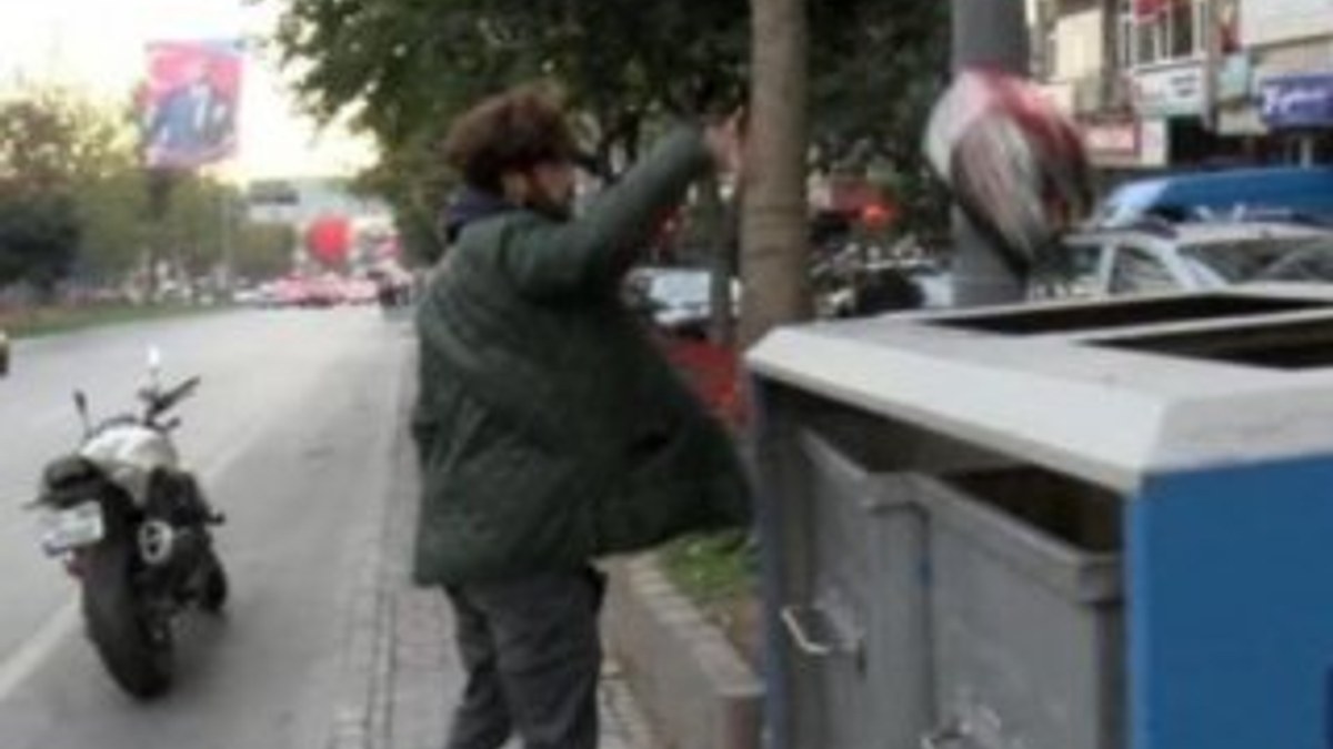 Beşiktaş'ta motosiklet sürücüsü otobüsün camlarını kırdı