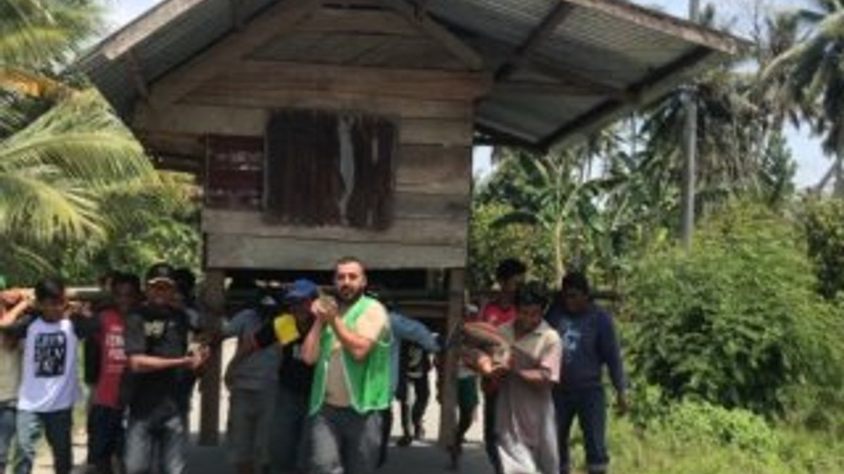 İHH Endonezyalı ailenin evini taşıdı