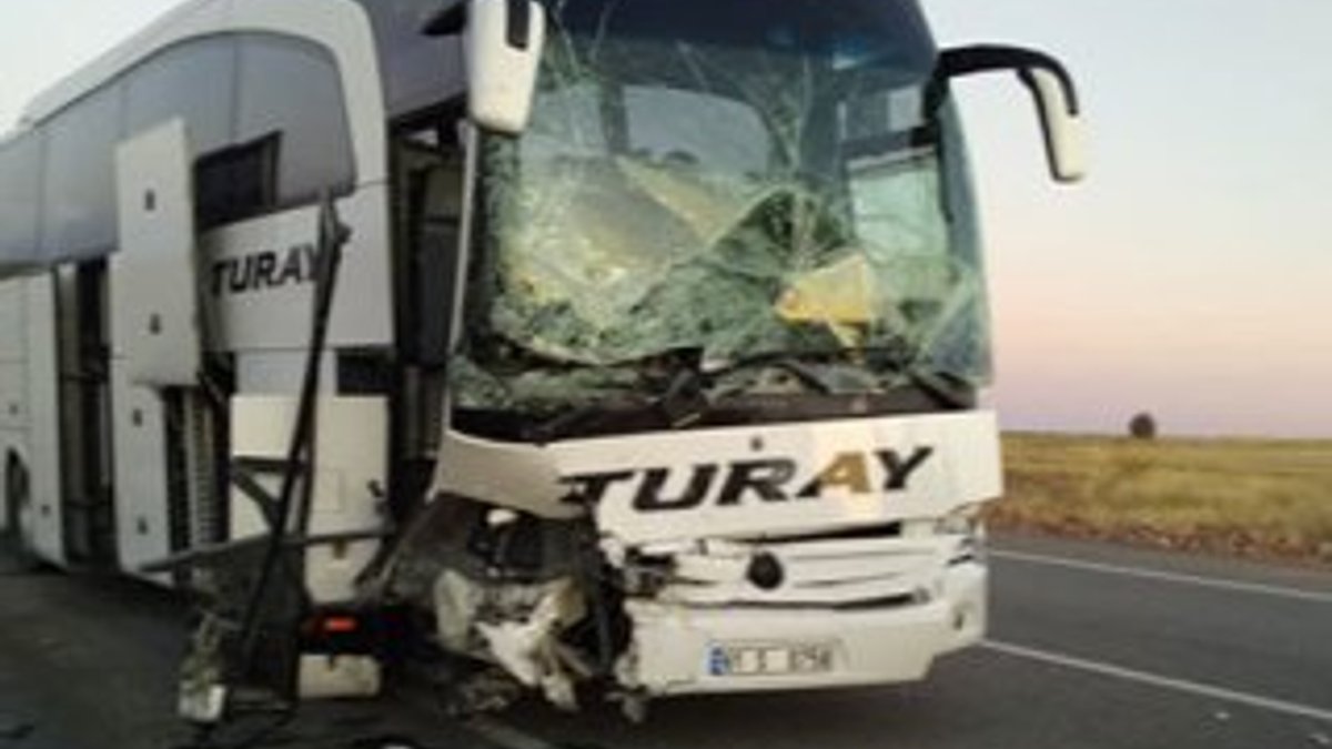 Sivas'ta yolcu otobüsü kaza yaptı: Ölü ve yaralılar var