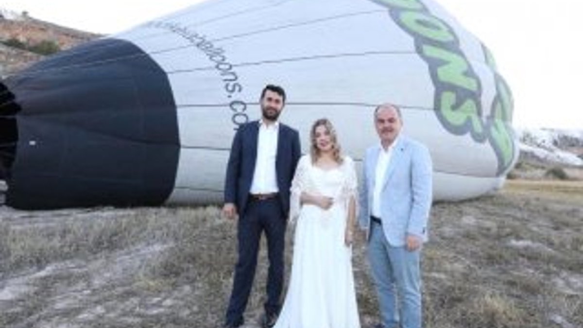 2 bin metre yükseklikte balonda evlendiler