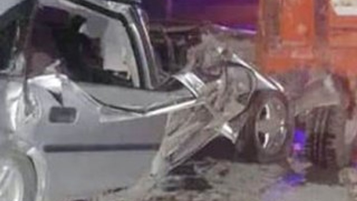 Otomobil römorka çarptı: 2 ölü 2 yaralı