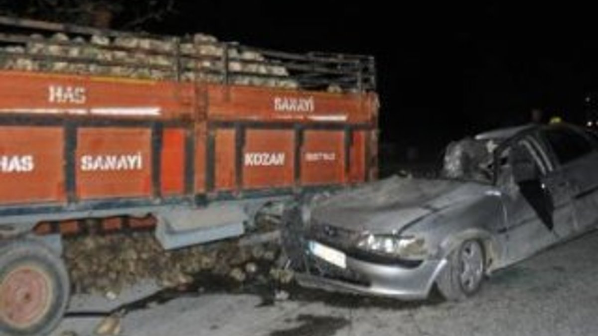 Karaman'da otomobil park halindeki römorka çarptı; 2 ölü