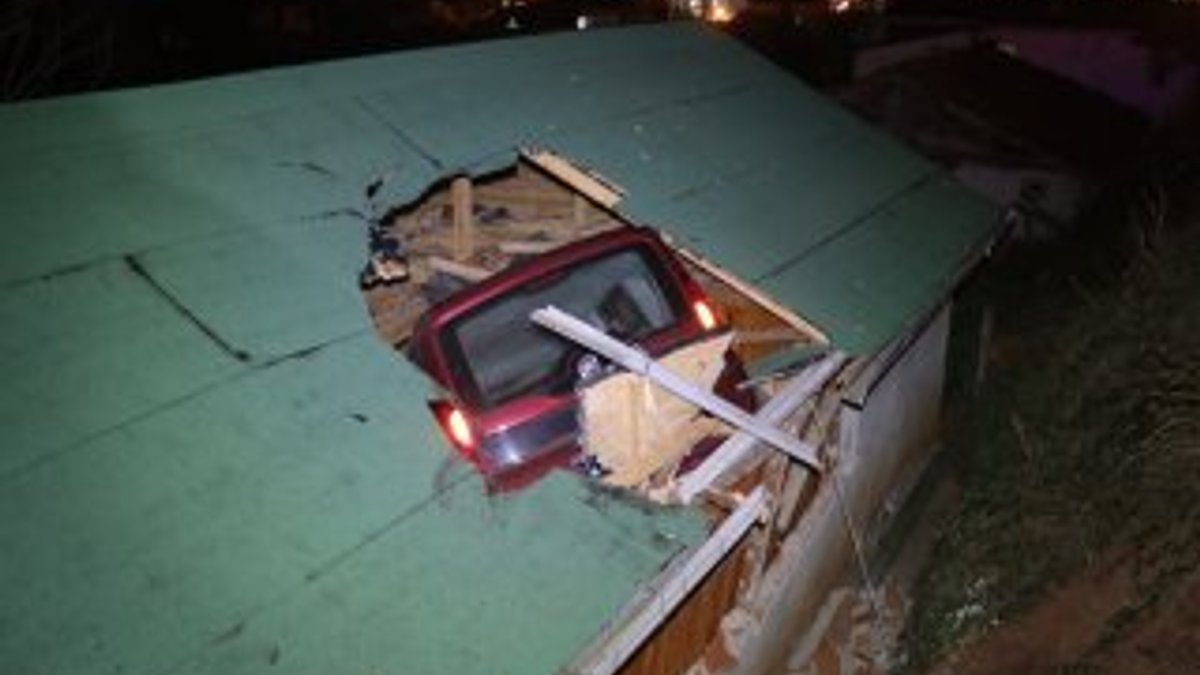 Bir araç evin çatısına uçtu