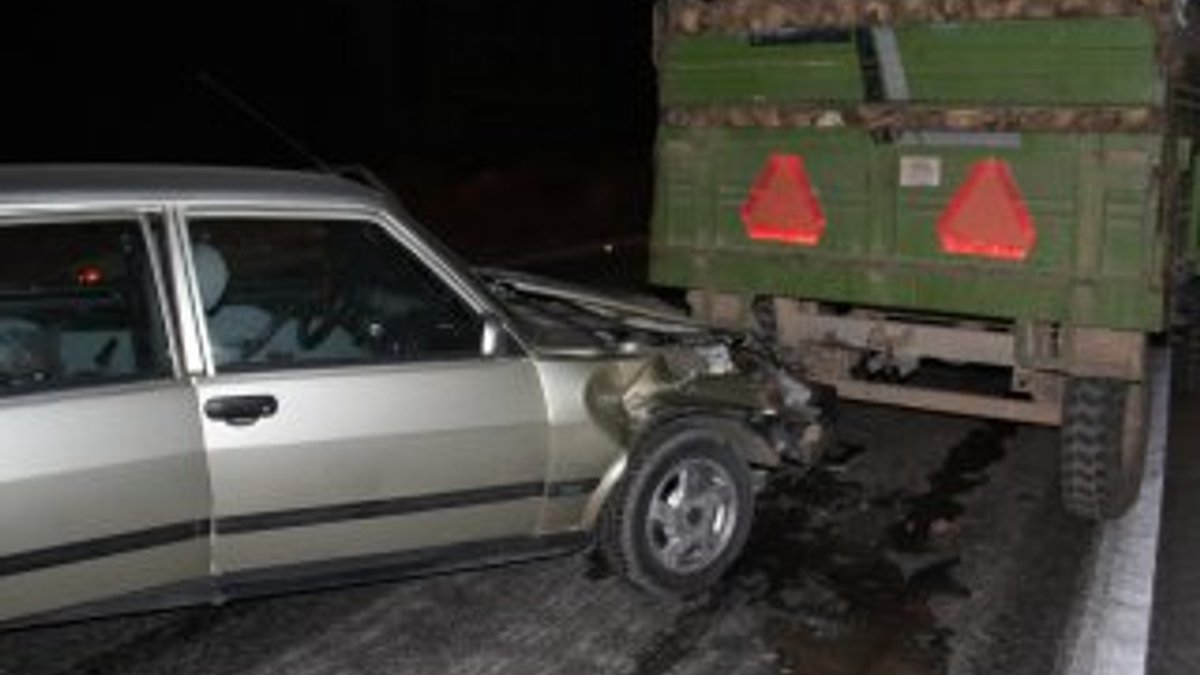 Konya'da otomobil traktöre çarptı: 3 yaralı