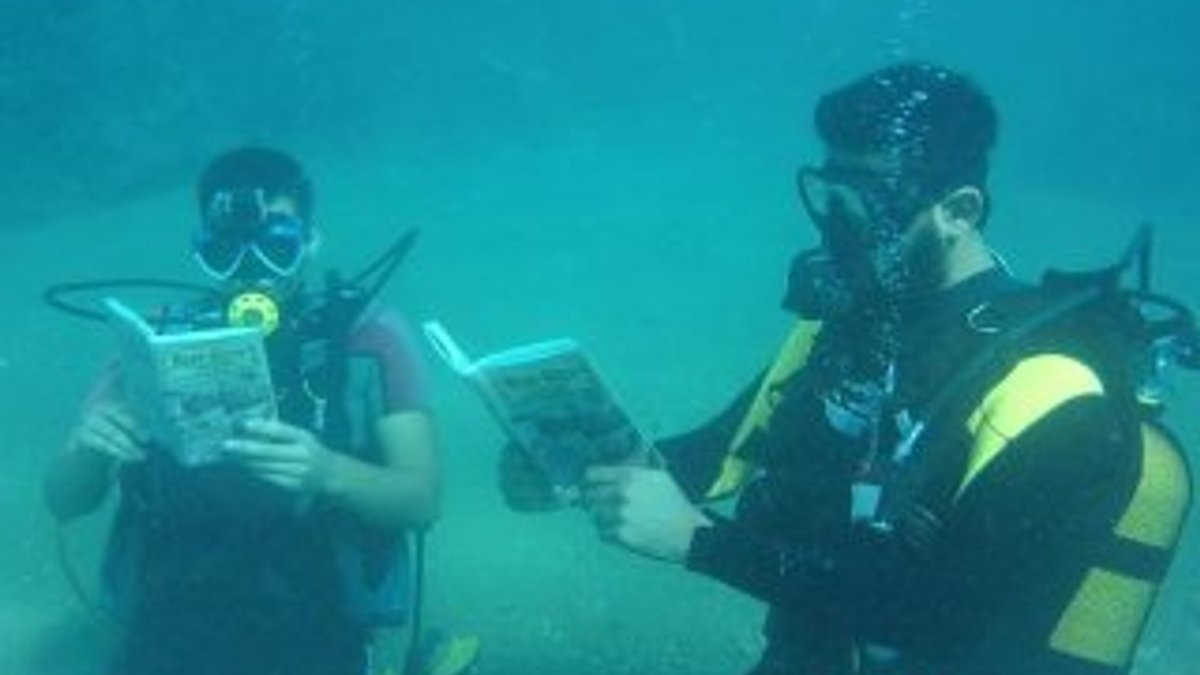 Denizde 10 metre derinlikte kitap okudular