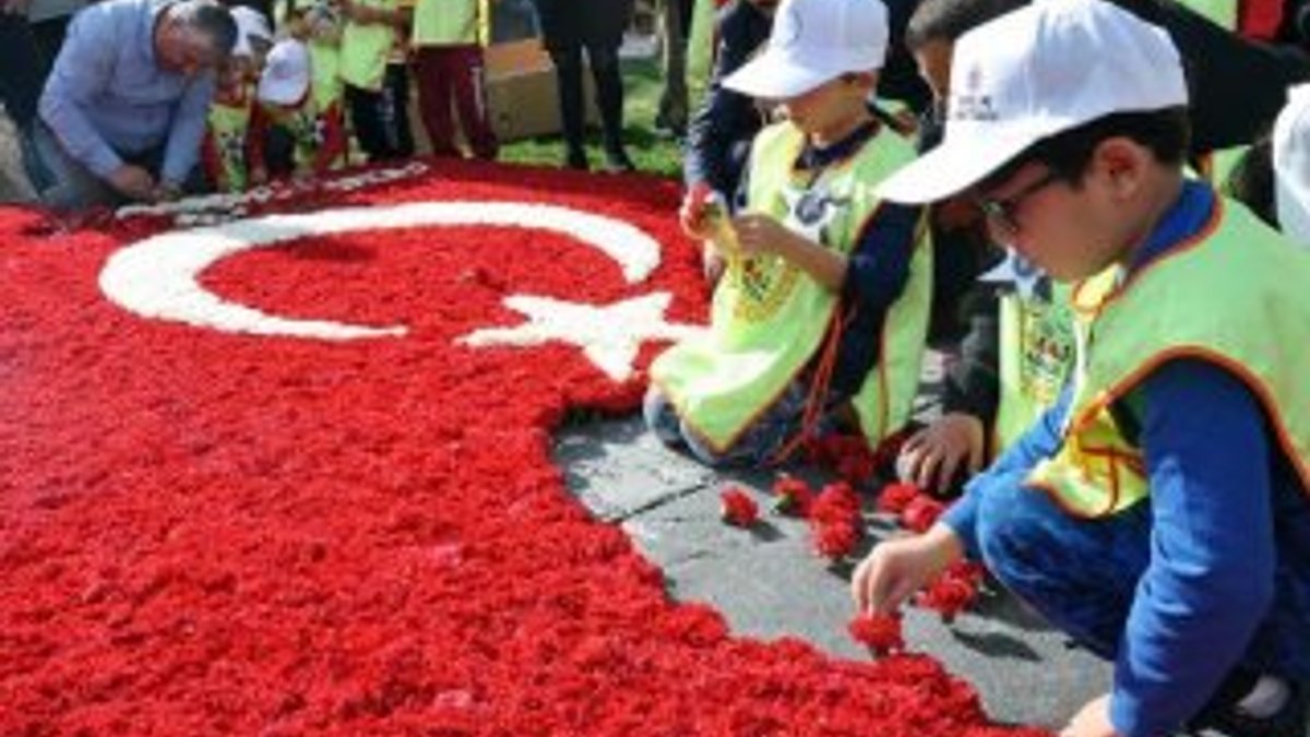Uşak'ta 80 bin karanfille Türk bayrağı