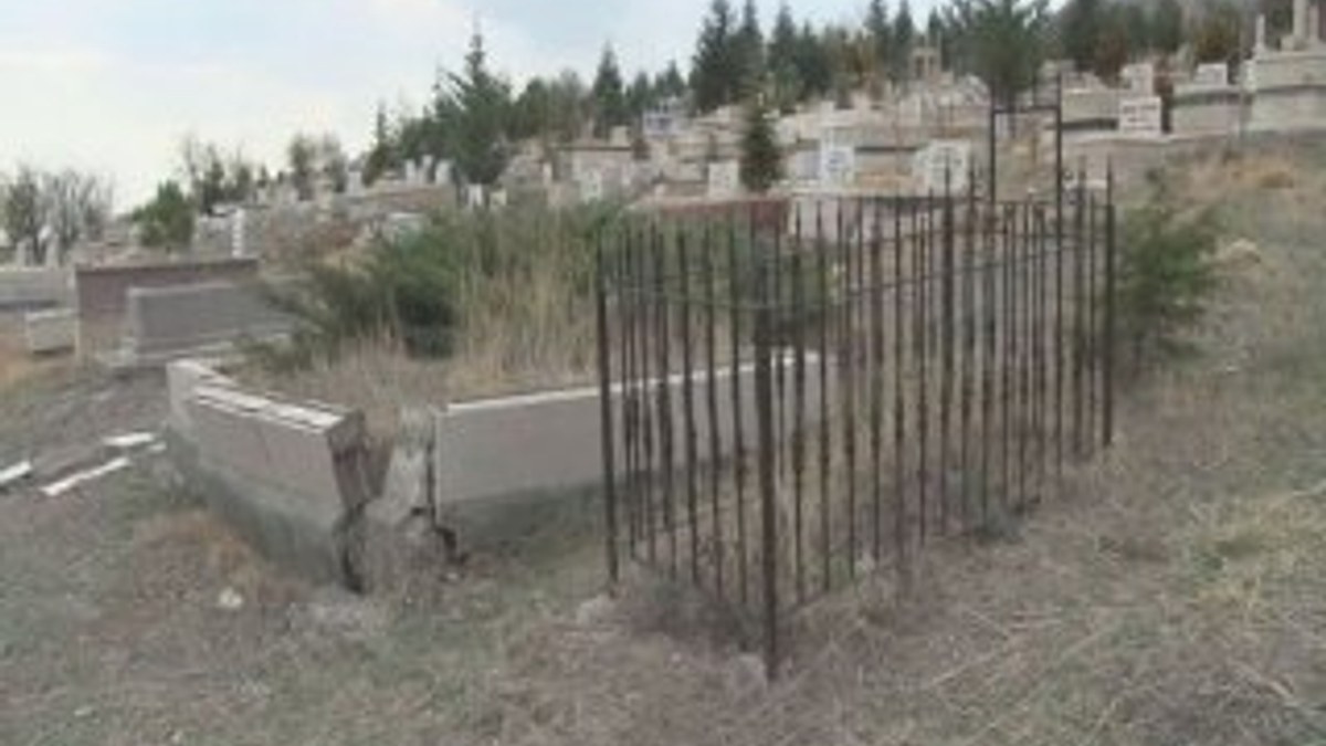 Annesinin mezarında 5 aylık bebeğin cesedini gördü