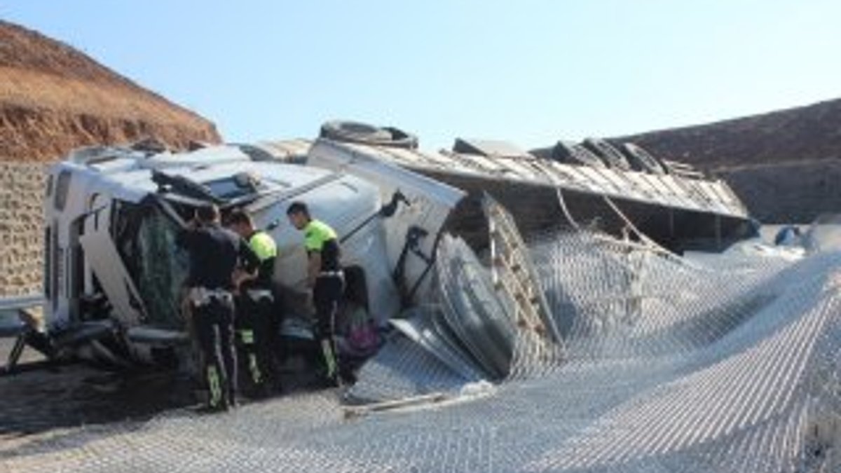 Silopi’de demir yüklü kamyon devrildi: 1 ölü, 1 yaralı