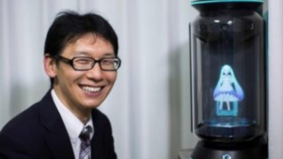 Tokyo'da bir adam hologramla evlendi
