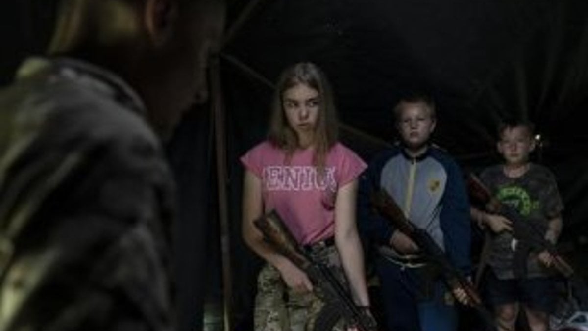 Ukrayna'da çocuklara silahlı eğitim tartışma yarattı