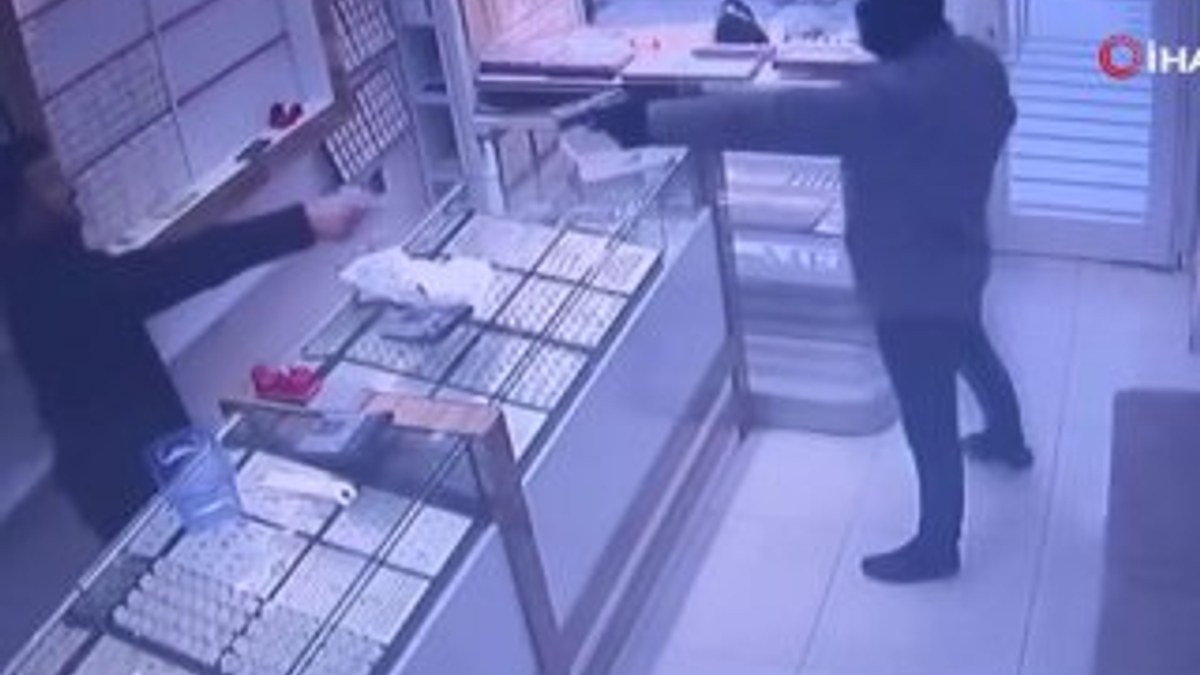 Dükkan sahibi hırsızı silahla kovaladı