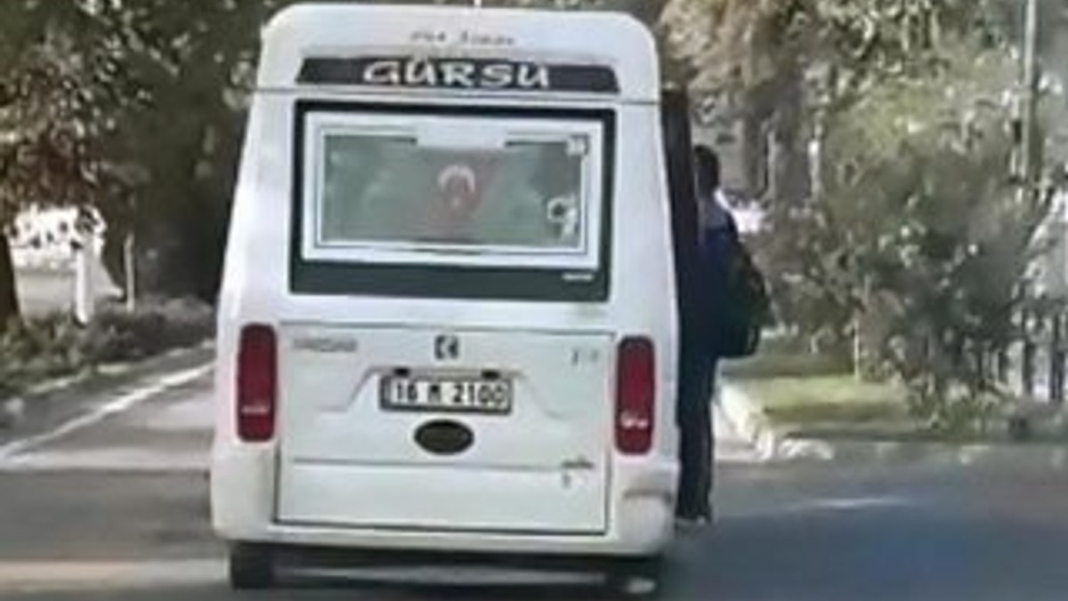 Bursa'da minibüs kapısında okula yolculuk