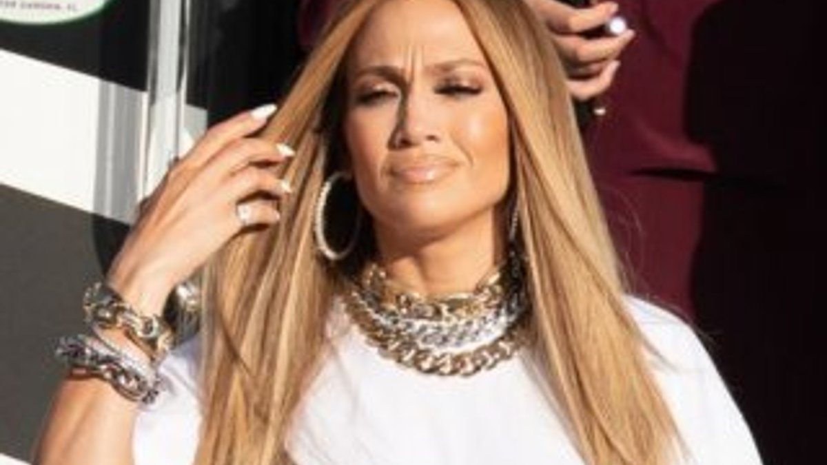 Jennifer Lopez'in külotlu pantolon takımı