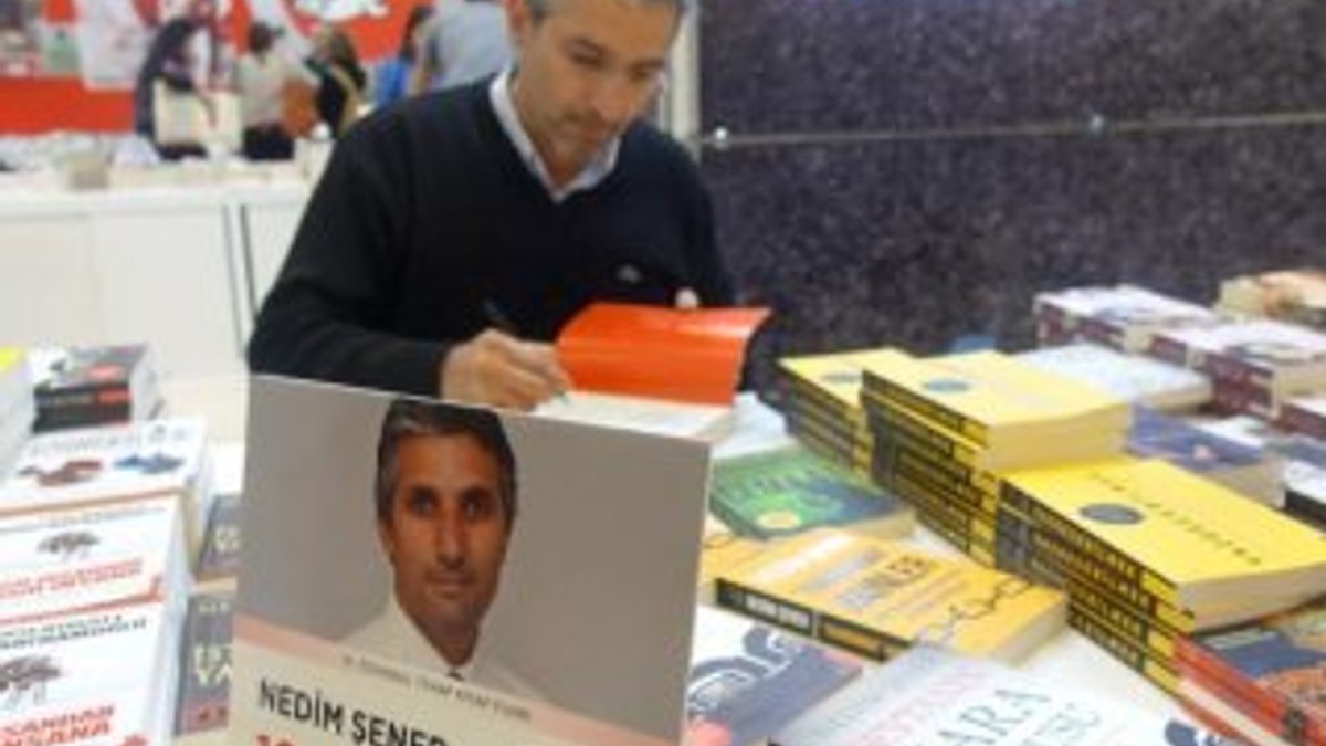 Ünlü yazarlar TÜYAP'ta kitaplarını imzaladı