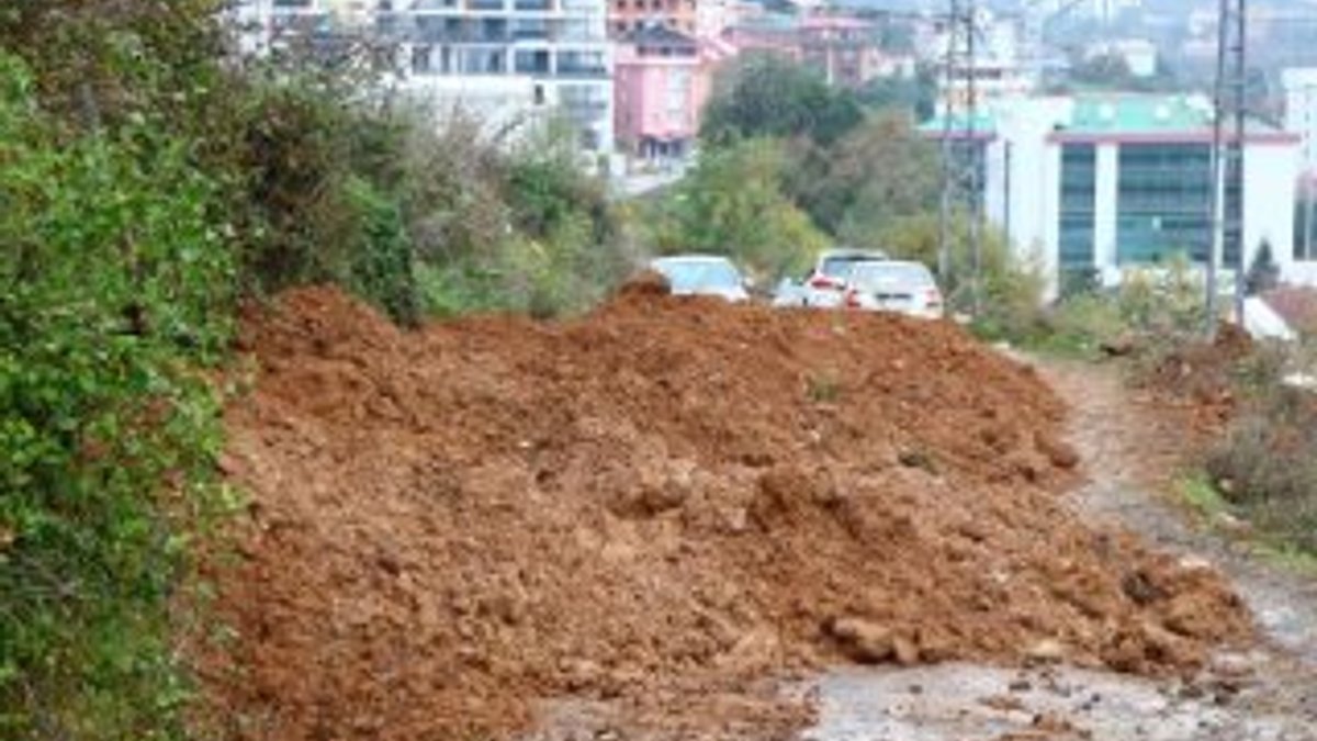 Trabzon'da 'tapusu bende' dediği yolu kapattı