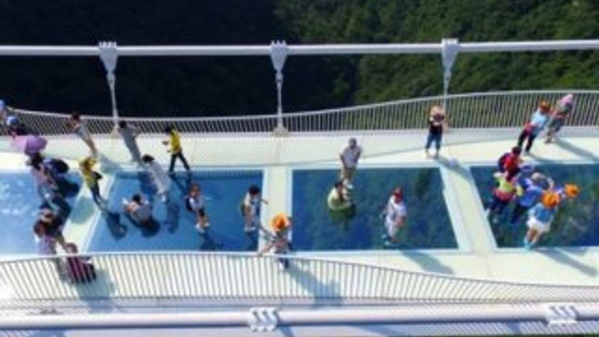 Dünyanın en yüksek cam köprüsünde bungee jumping keyfi