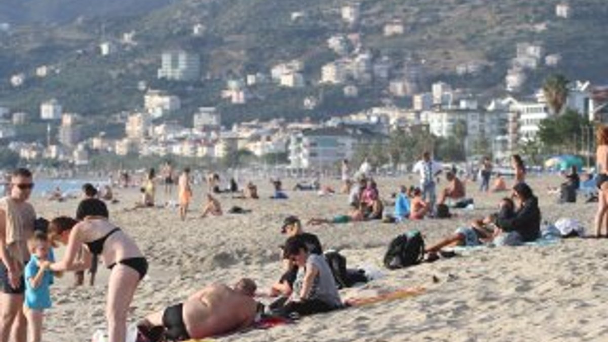 Antalya'da tatilciler yazdan kalma günlerin tadını çıkarıyor