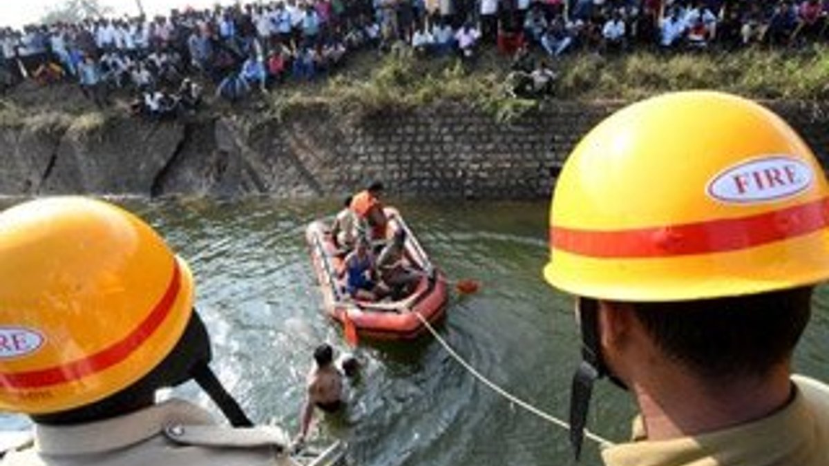 Hindistan’da kanala düşen otobüsteki 28 öğrenci öldü