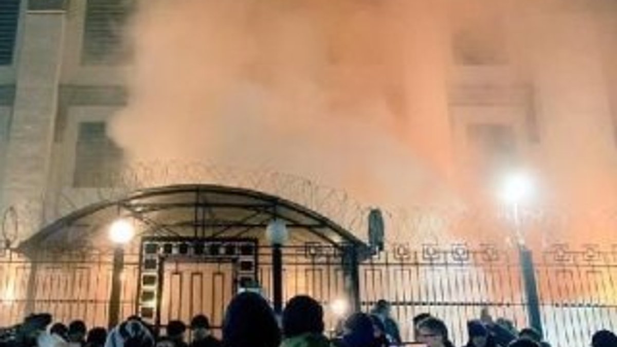 Kiev'de Rusya Büyükelçiliği'nin aracı ateşe verildi