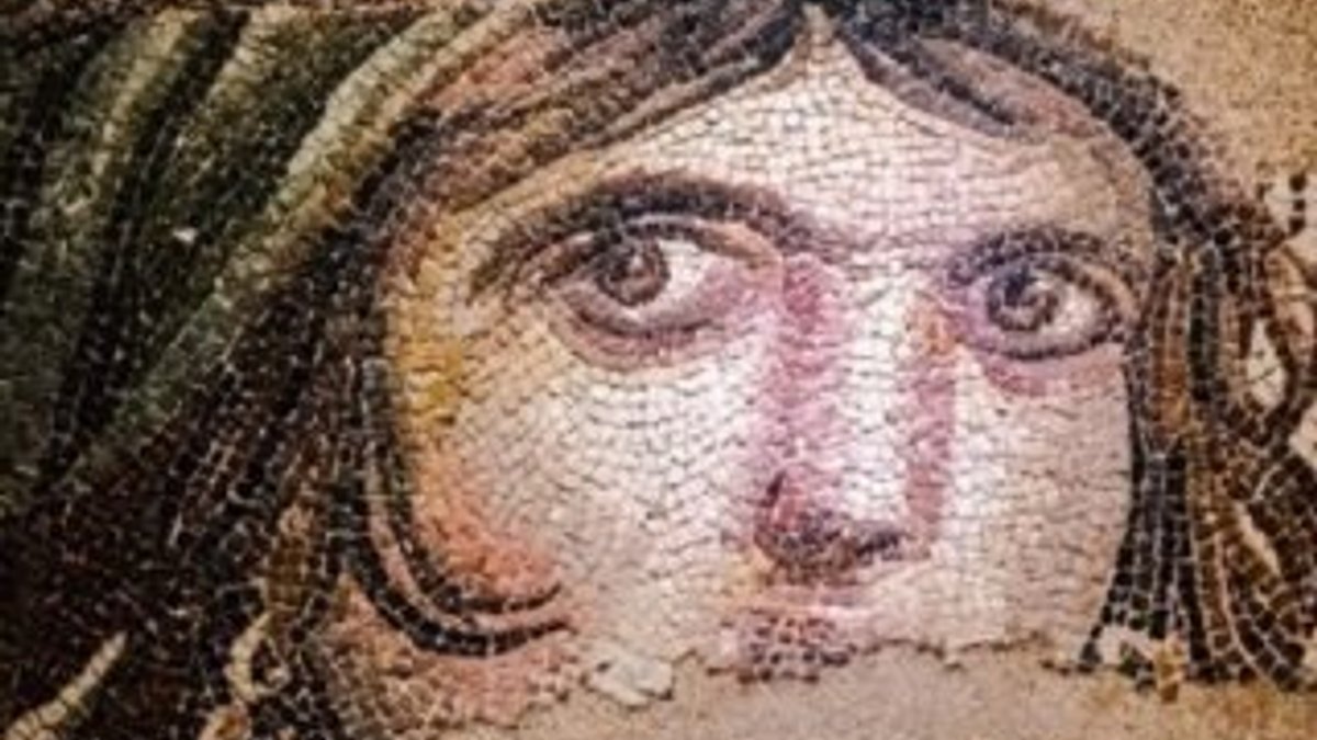 'Çingene Kızı' mozaiğinin parçaları evine döndü