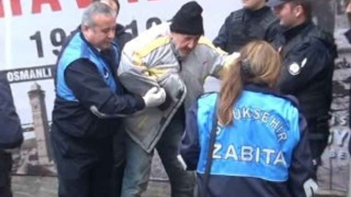 Taksim Meydanı'nda yaşlı adam donarak ölmekten kurtarıldı