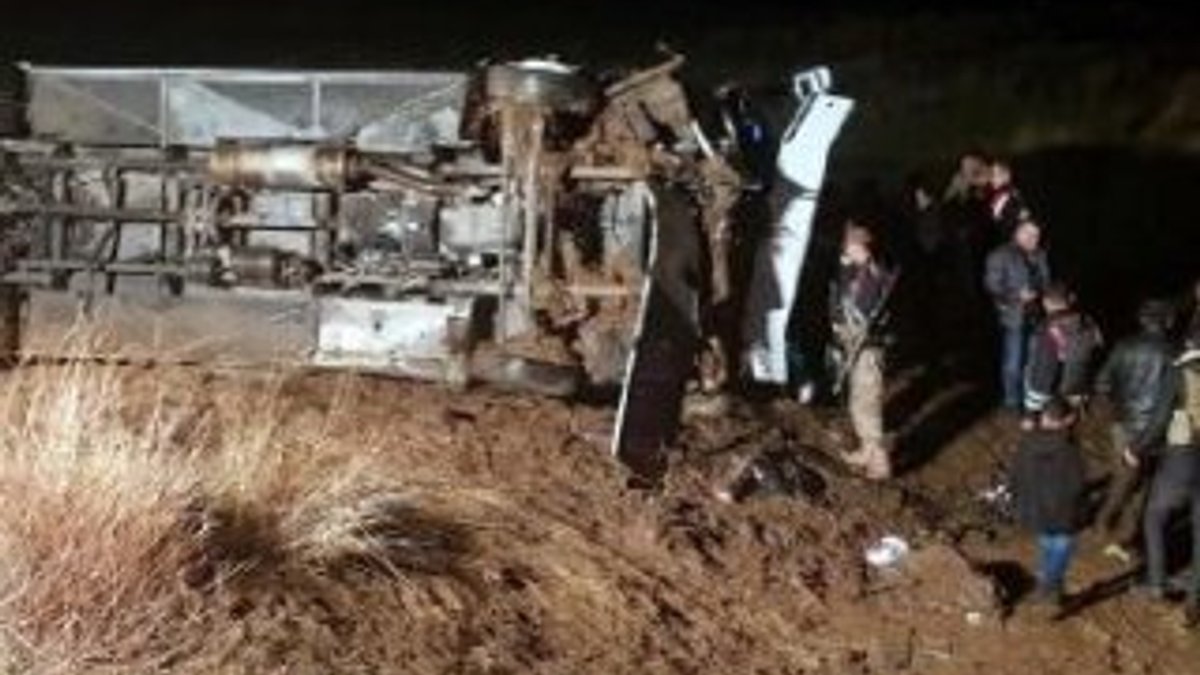Ağrı'da yolcu otobüsü şarampole devrildi: 19 yaralı