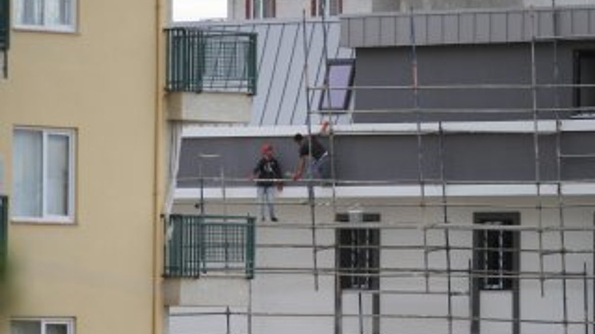 7 katlı binanın iskelesinde tehlikeli çalışma
