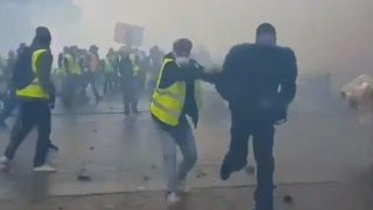 Fransız polisini tekme tokat döven eylemciler