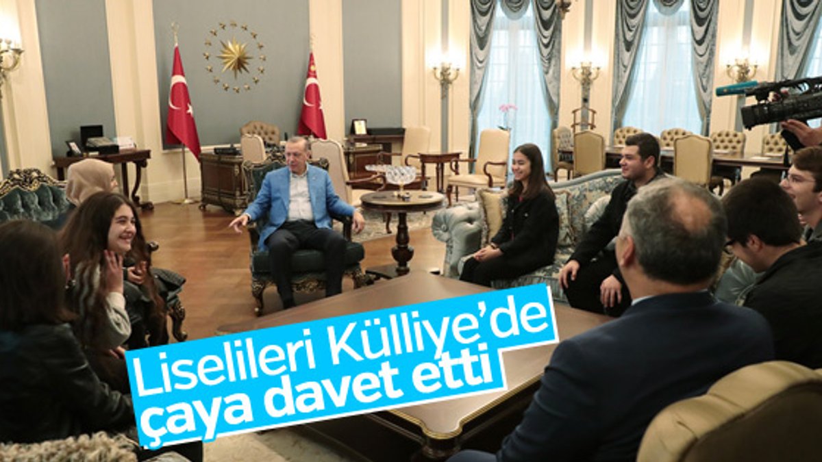 Erdoğan, çaya davet ettiği liselileri Külliye'de ağırladı