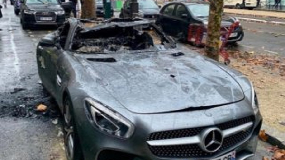 Fransa'da lüks otomobiller alev alev yandı