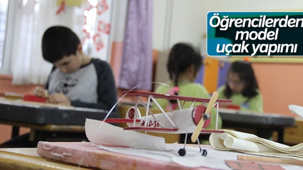 Öğrenciler sınıfta model uçak yapmayı öğreniyor