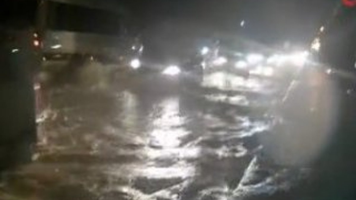 Kıbrıs’ta cadde ve sokakları sel bastı
