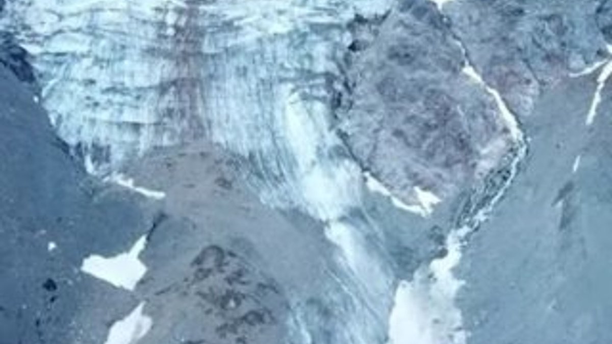 Altay Dağları'nda eriyen buzullar görüntülendi
