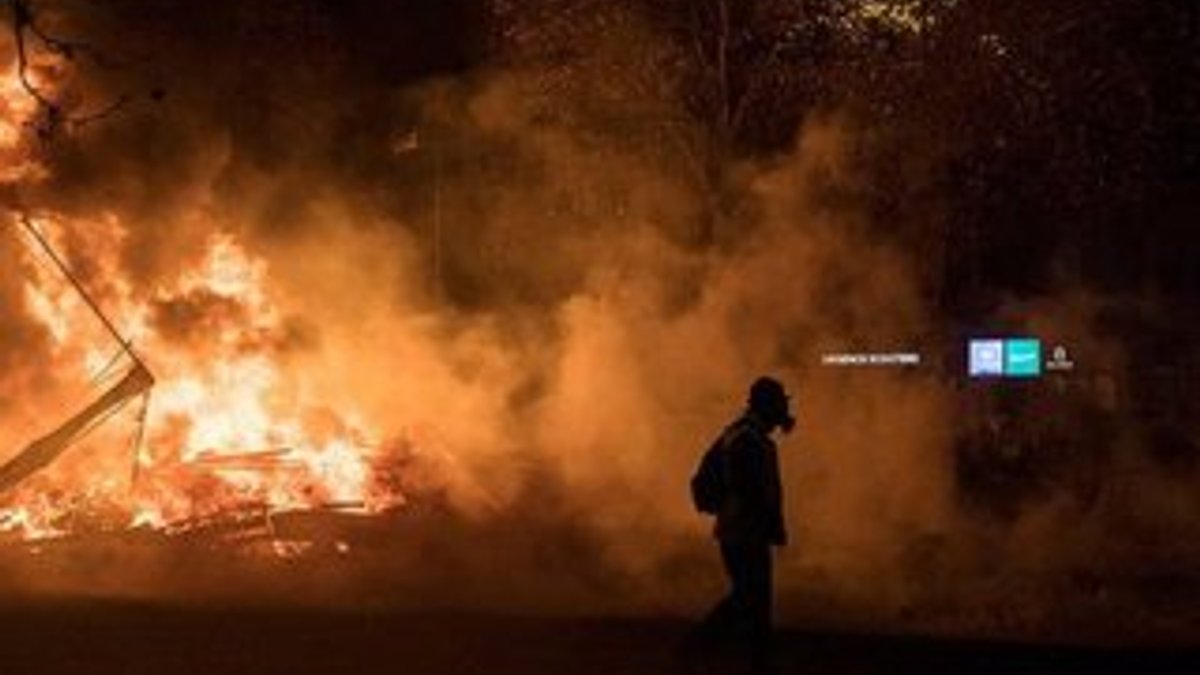 Belçika’da bir eylemci 2 polis arabasını ateşe verdi