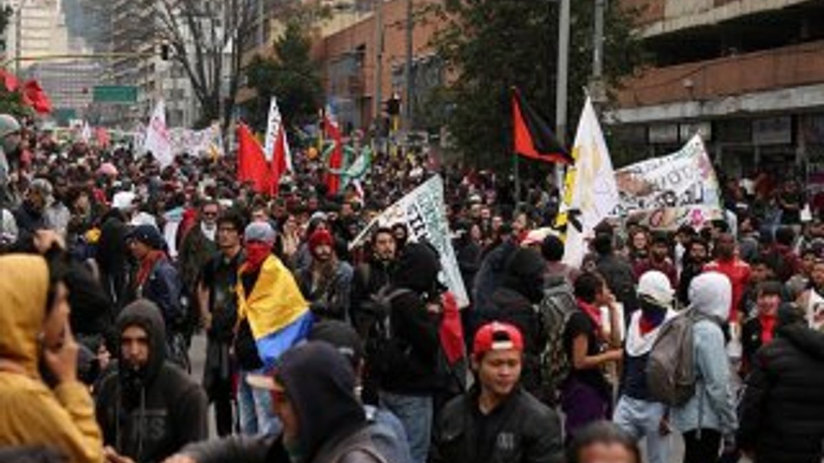 Kolombiya’da binlerce öğrenci sokağa çıktı
