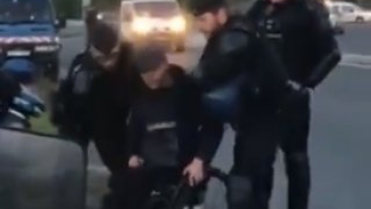 Fransız polisi engelli kişiyi darbetti