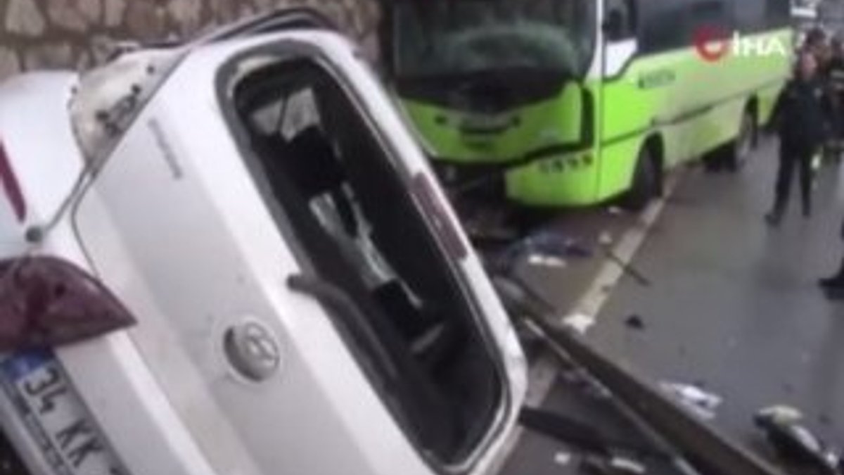 Kocaeli'nde halk otobüsü kaza yapan otomobile vurdu