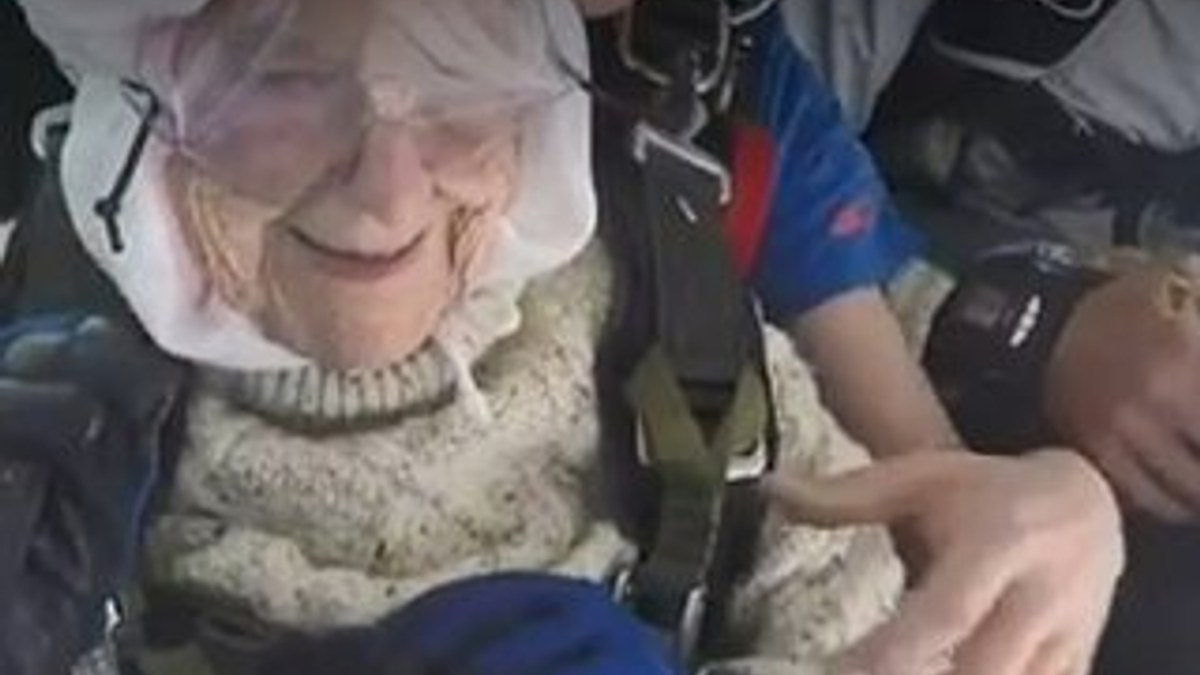 102 yaşındaki kadın paraşütle atlayan en yaşlı kişi oldu