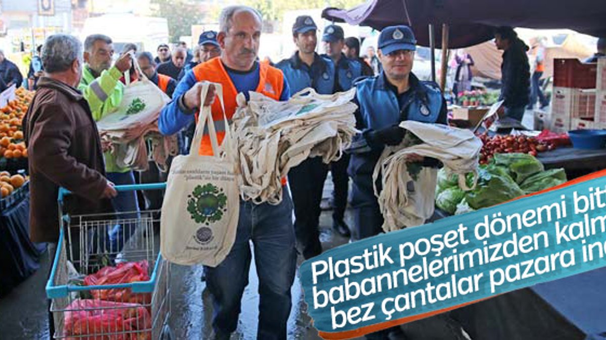 Adana'da plastik torbalara karşı bez çanta dağıtıldı