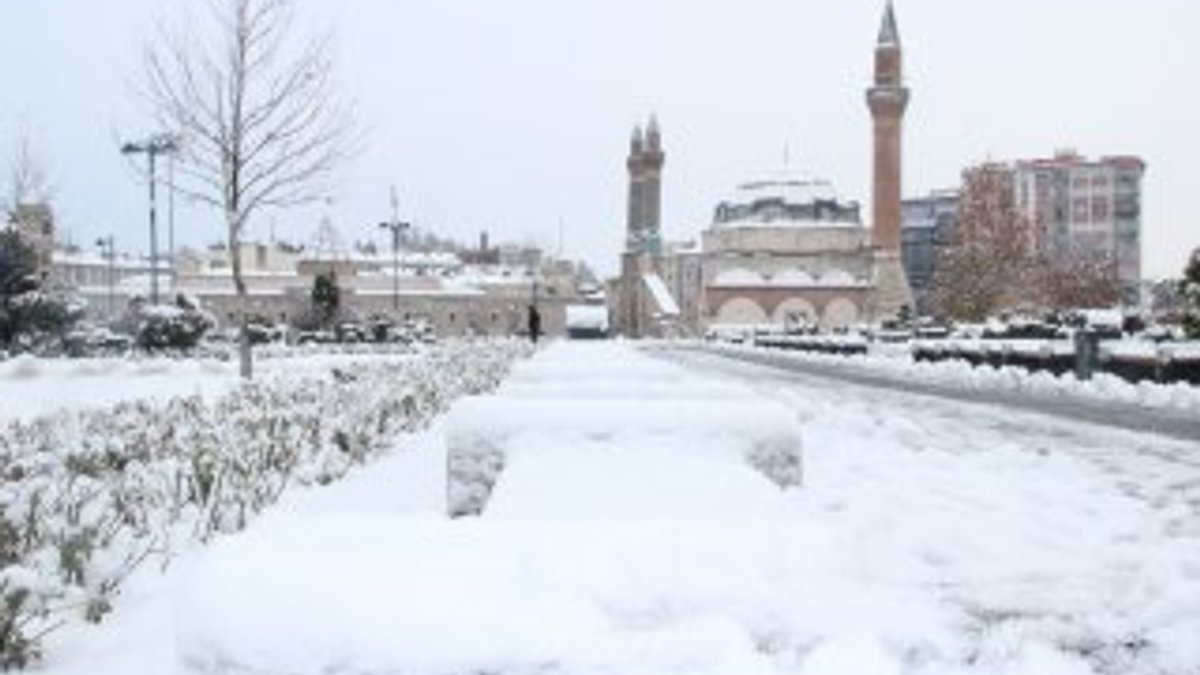 Sivas'ta karla mücadele başladı