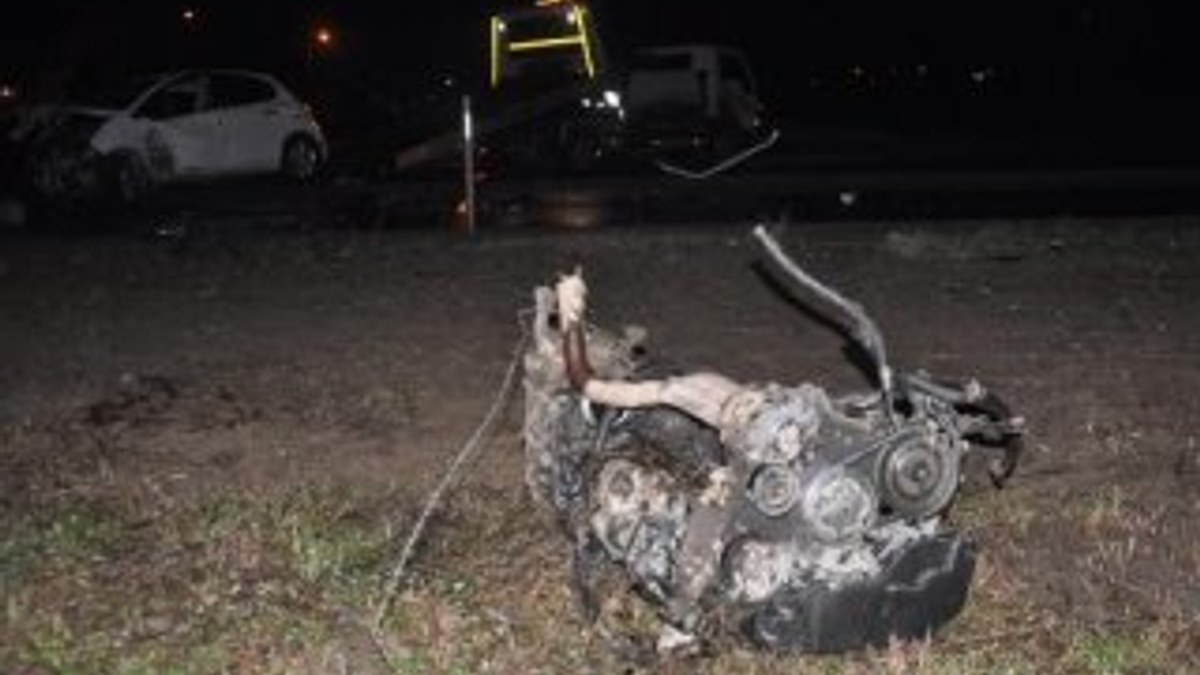 Sakarya'da çarpışan iki otomobilden birinin motoru koptu