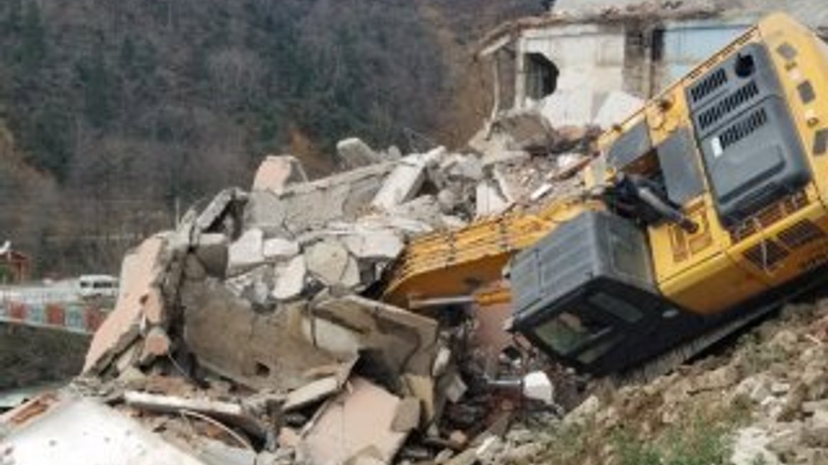 Trabzon'da bina kepçenin üzerine yıkıldı